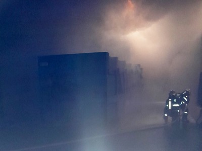 Hořelo zařízení v areálu na zpracování plastu v Turnově