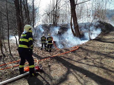 O víkendu krajští hasiči zasahovali u celkem 25 požárů