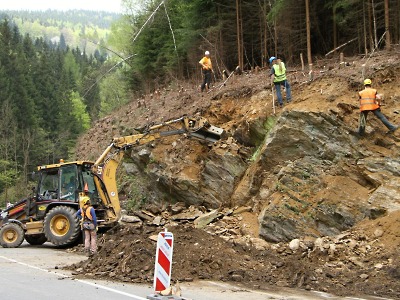 FOTO: Stabilizují svahy na silnici u Vrchlabí, dopravu řídí semafory