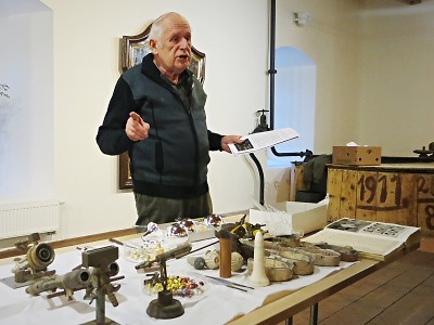 FOTO: O výrobě a historii vánočních ozdob přednášel Jiří Jákl