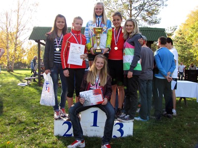 Starší žákyně ZŠ Komenského vyhrály ve finále přespolního běhu škol