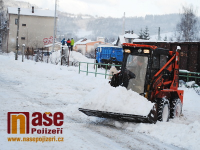 FOTO: Příval sněhu vadí řidičům i chodcům, naopak těší lyžaře a děti