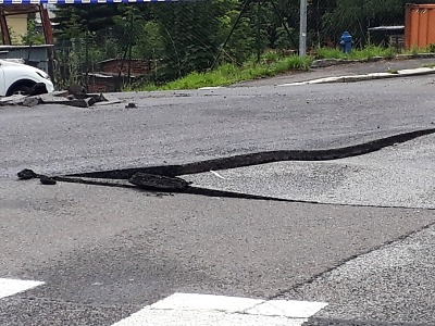 Voda v Jablonci trhala asfalt a zatopila sklepy