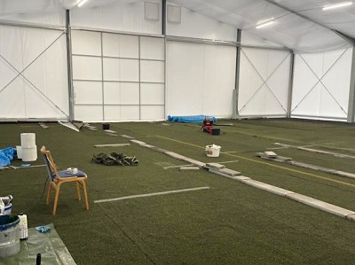 V provizorní turnovské hale se pokládá umělá tráva