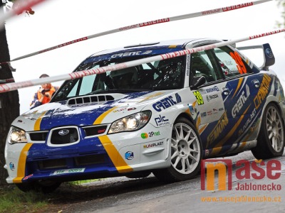 Při automobilových závodech zemřel hasič ze Semil