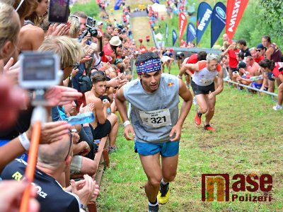 Obrazem: Běžecká bitva Red Bull 400 na můstku v Harrachově