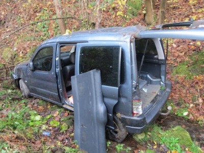 Řidička sjela prudkým srázem až do potoka