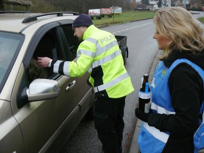 Ve Ktové policisté rozdávali řidičům místo pokut za odměnu pivo