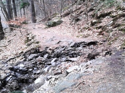 Na Riegrově stezce došlo k sesutí půdy, platí omezení vstupu