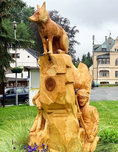 Dolní náměstí v Rokytnici zdobí nové sousoší Rokytnické fimfárum