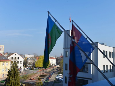Krajský úřad vyvěsil romskou vlajku