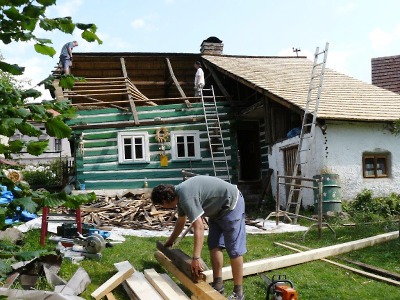 Historická semilská roubenka dostala novou střechu