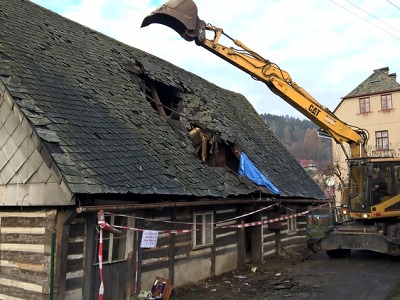 Roubenka na Trávníkách v Železném Brodě musela být zbourána