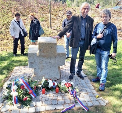V Rovensku odhalili kříž, upomínající masakr po skončení války