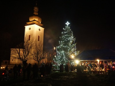 Obrazem: Rozsvícení vánočního stromu v Bozkově 2015