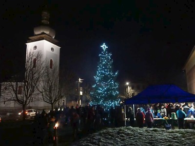 Obrazem: Rozsvícení vánočního stromu v Bozkově 2017