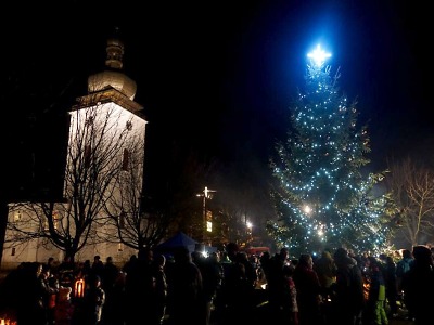 Obrazem: Rozsvícení vánočního stromu v Bozkově 2019