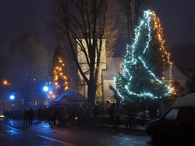 Obrazem: Rozsvěcení vánočního stromu v Košťálově 2015