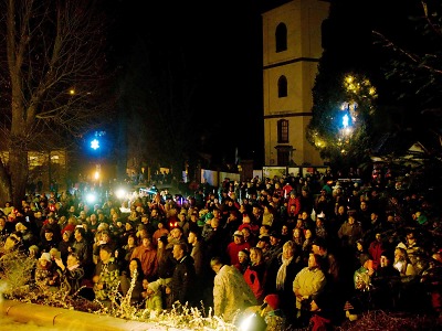 Obrazem: Rozsvěcení vánočního stromu v Košťálově 2016