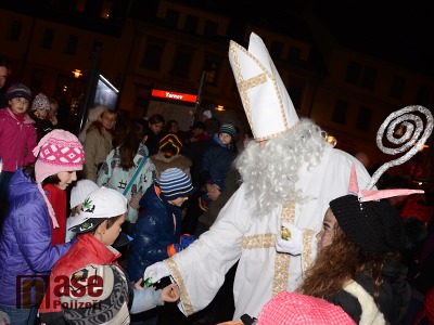 Obrazem: Při rozsvícení vánočního stromu v Turnově nechyběl ani Mikuláš