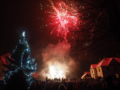 Obrazem: Rozsvícení vánočního stromu v Košťálově 2018