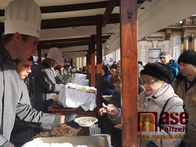 VIDEO: Rybí polévka na Staromáku pod vánočním stromem ze Semil