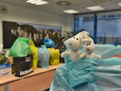 Zaměstnanci úřadu věnovali potřebným na 180 pytlů staršího šatstva