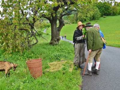 Scheybalova stezka přilákala při otevření malé i velké poutníky