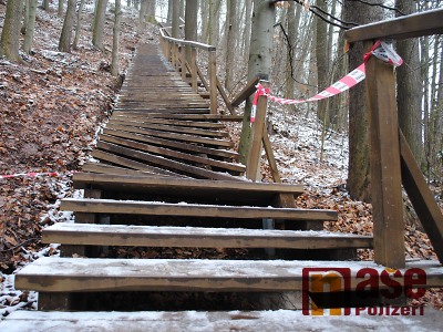 Na semilské schody-neschody spadl strom. Jsou tak opět uzavřené