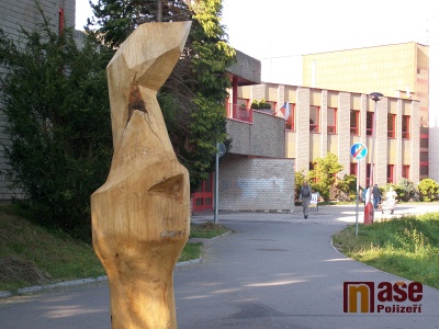 Dřevěné sochy už jsou na svých místech