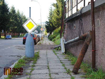 FOTO: Páteční bouřka lámala stromy i lampy a odnášela střechy