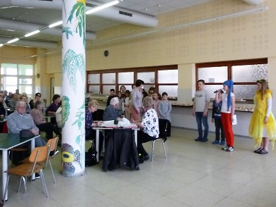Setkání seniorů na Žižkovce pozdravili recitátoři i školní bytosti