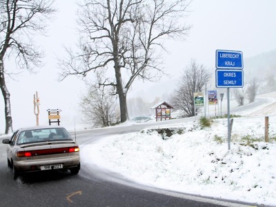 Sněhová nadílka komplikuje situaci na silnicích Libereckého kraje