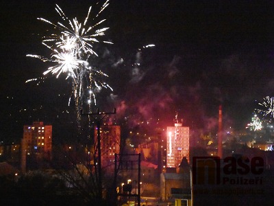 Obrazem: Silvestrovské ohňostroje nad městem Semily