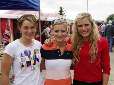 FOTO: Sjezd rodáků v Bozkově kromě fotbalistů zdobily krásné biatlonistky