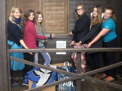 Skautské Dračice sbírají v Turnově oblečení pro charitu v Liberci