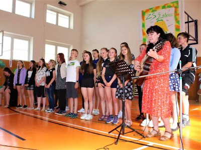 Žáci na Žižkovce při tradičním jarmarku oslavili 750. výročí Turnova