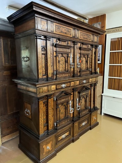 Severočeské muzeum zachraňuje poklady z depozitáře. Tentokrát skříň