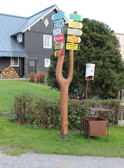 V Harrachově už nikdo nezabloudí. Díky novým směrovníkům