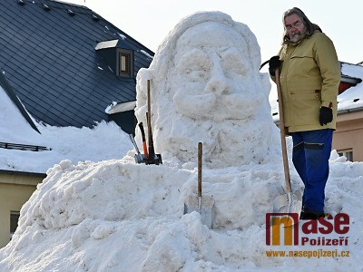 V Jilemnici začali se stavbou sněhové sochy hraběte Harracha
