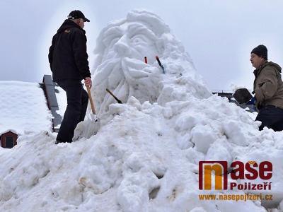 Na jilemnickém náměstí začala vznikat sněhová socha Krakonoše
