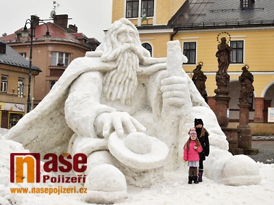 FOTO: Sněhový Krakonoš i letos stráží jilemnické náměstí