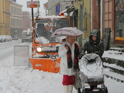 Jilemnicko: Kvůli přívalům sněhu padaly stromy a bourala auta