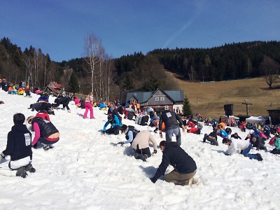 Na Snowendu v Rokytnici se bojovalo ve sněhu lopatkami o milion
