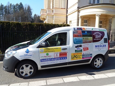 Sociální automobil předali Sociálním službám Semily