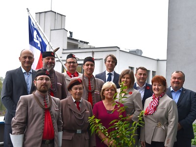 Na budově kraje visí vlajka sokolů, připomíná jejich neblahé osudy