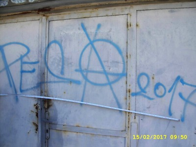 Policisté pátrají po autorech sprejerských čmáranic v Rokytnici