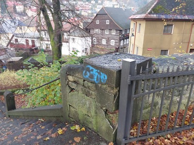 Policisté hledají sprejera, který řádil u kostela v Železném Brodě