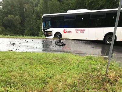 V Liberci se srazil autobus s osobákem, na místě pět zraněných