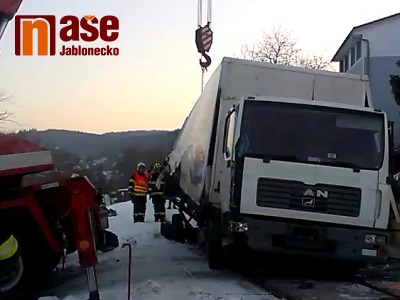 Vlak na přejezdu ve Vratislavicích smetl náklaďák, škoda je 25 milionů